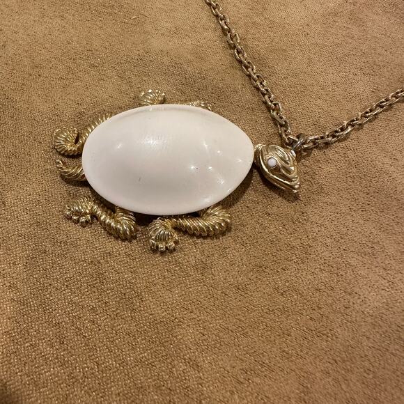 Vintage Turtle Pendant Necklace White Milk Glass Cabochon Gold Tone Link Chain - Picture 3 of 10